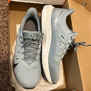 Women’s size 6.5 Nike Quest 2